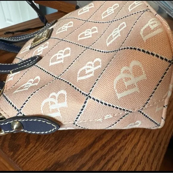 Dooney and Bourke Cute Purse Unused Excellent Condition Valentines - Picture 1 of 4